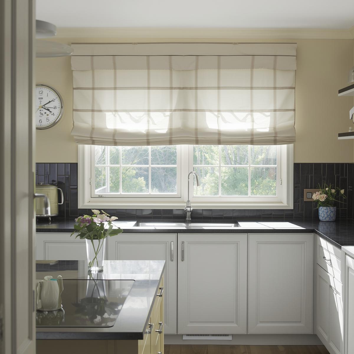 Roomalaiset verhot keittiössä